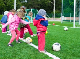 Kleinkinder spielen Fußball