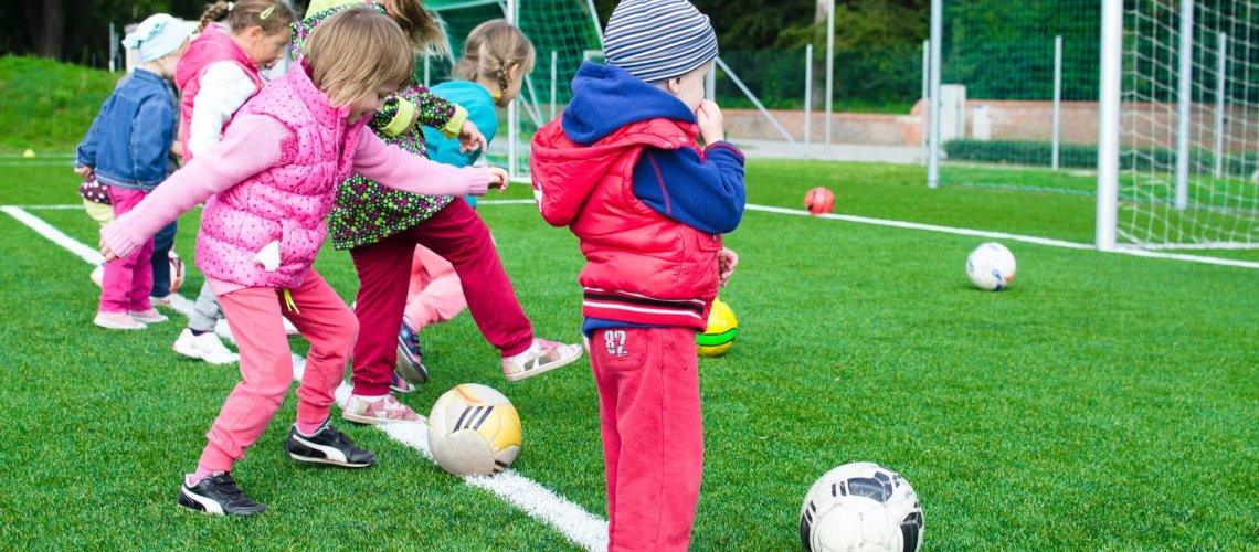 Kleinkinder spielen Fußball